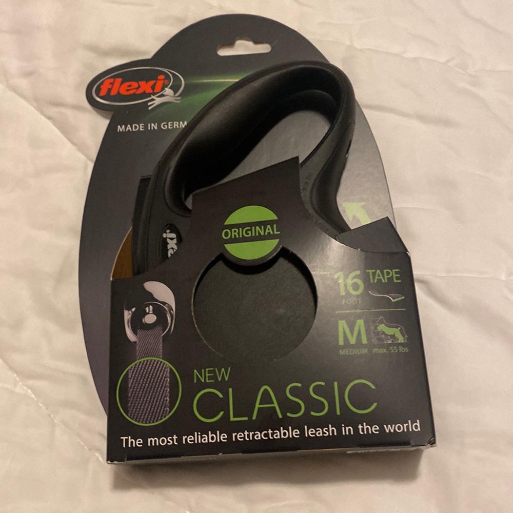 16 ft. Flexi dog leash. Retractable. Medium. Black. NWT